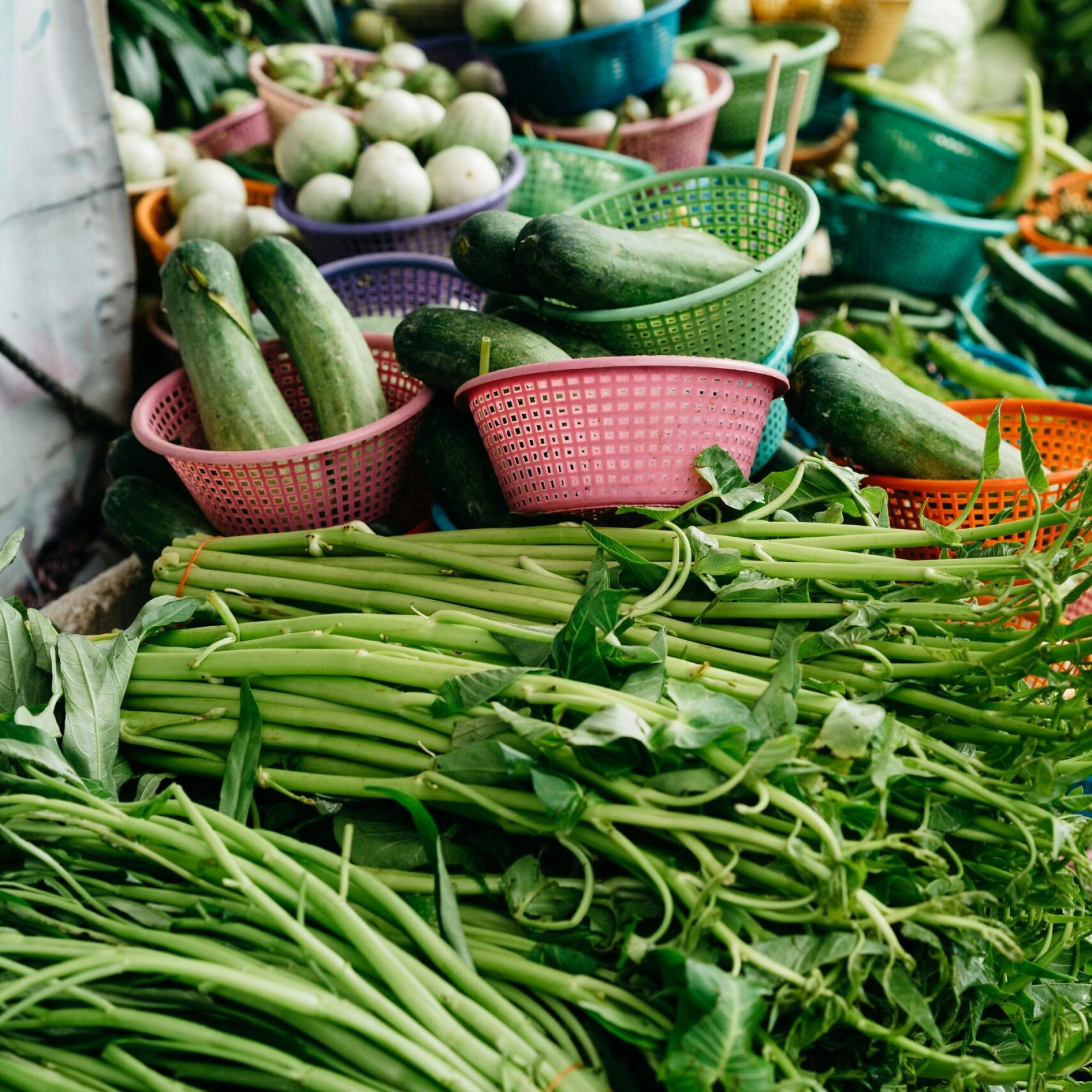Colorful display of fresh organic vegetables at a vibrant local market stall, perfect for healthy shopping imagery.